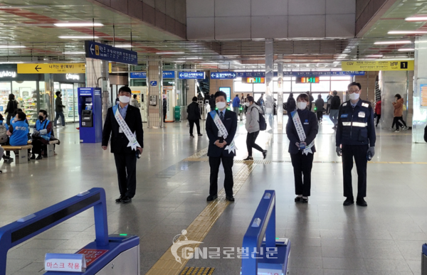 수도권광역본부 직원들이 부정승차 집중단속을 시행하고 있다.