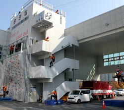 경기도 북부권역 6개 관서 구조대원이 3개조로 나뉘어 수직구조, 수평구조 등 로프기법을 활용한 인명구조 훈련을 하고 있다.