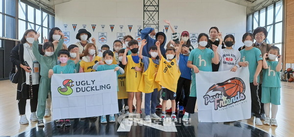 한국농구발전연구소가 10월 27일~29일 실시한 '파스텔세상 다문화어린이 농구단' 제주도 전지훈련 단체사진. (제공= 한국농구발전연구소)