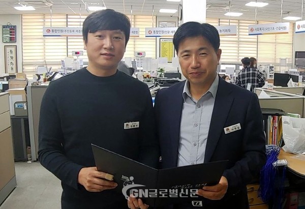 일죽면 청렴친절 우수공무원 선정(왼쪽 김봉귀 주무관 오른쪽 이원섭 일죽면장)