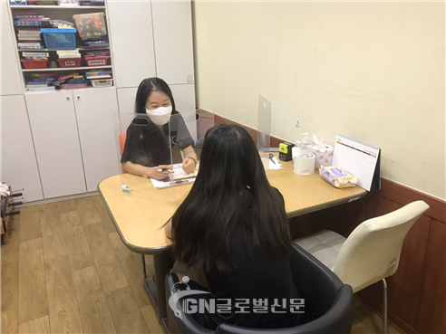 은평구청소년상담복지센터에서 심리 상담(대면)을 진행하고 있다.