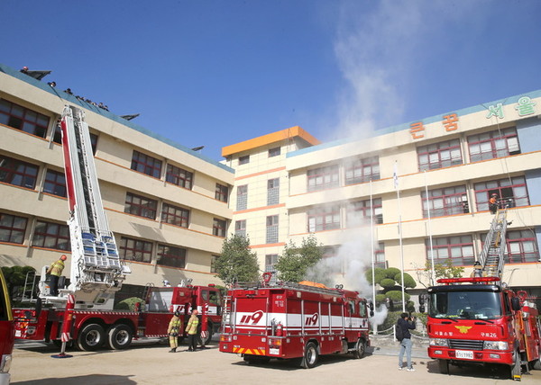 2019년 11월 두산초등학교에서 소방서 등 관련 기관과 긴급구조 종합훈련을 실시했다