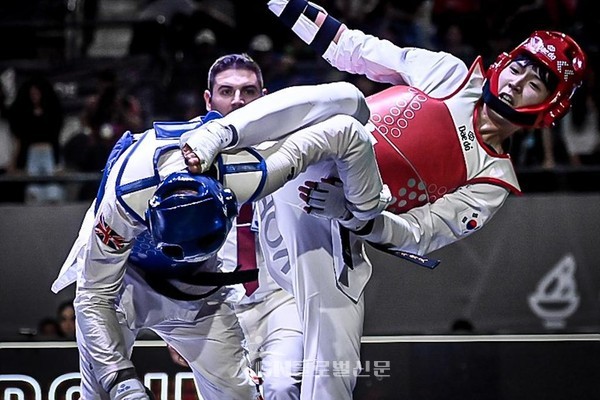 권도윤(오른쪽) 남자 -68kg 결승전