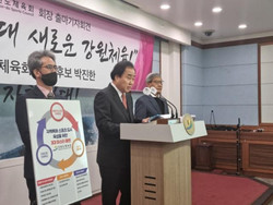 박진한 춘천 미래웨딩홀 대표가 16일 강원도청 브리핑룸을 찾아 민선 2기 강원도체육회장 출마 선언을 하고 있다