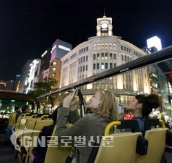 스카이호프 버스에서 긴자의 야경을 즐기는 관광객