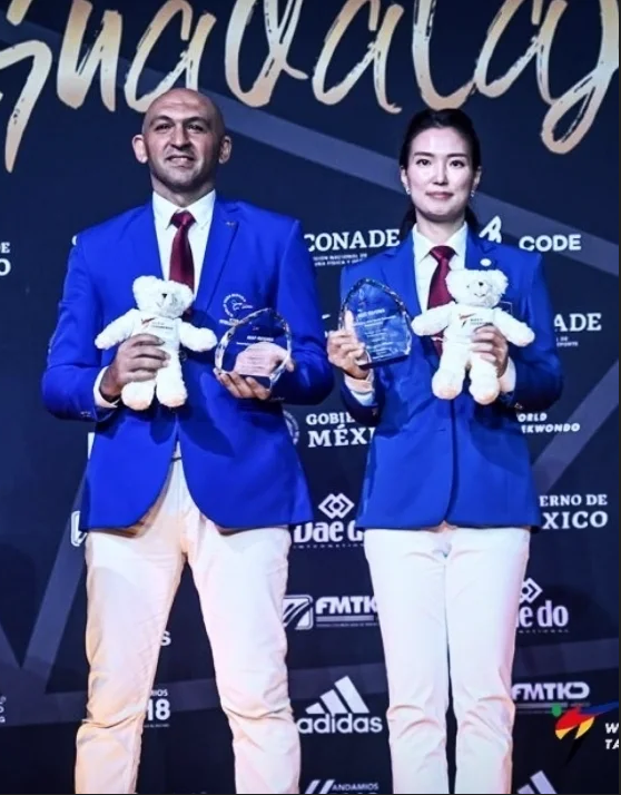 최우수 심판 시상식 (왼)모아메드 아델(이집트), (오)박수경(한국)