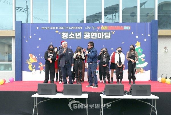 강종만 영광군수가 청소년문화축제 행사장에서 MC김영성과 대화를 나누고 있다.
