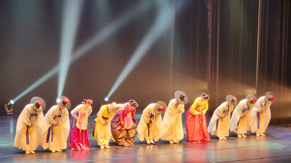 울산학춤보존회 창립 25주년 기념공연 출연자들이 인사하고 있다.