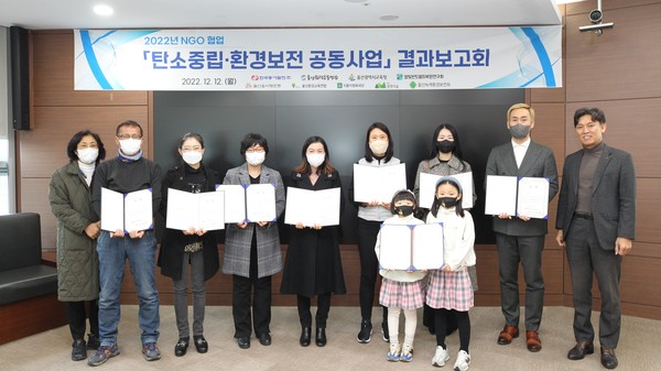 2022 U울산 플로깅 챌린지 우수활동 시상자들과 동서발전 김영문(오른쪽) 사장의 기념촬영