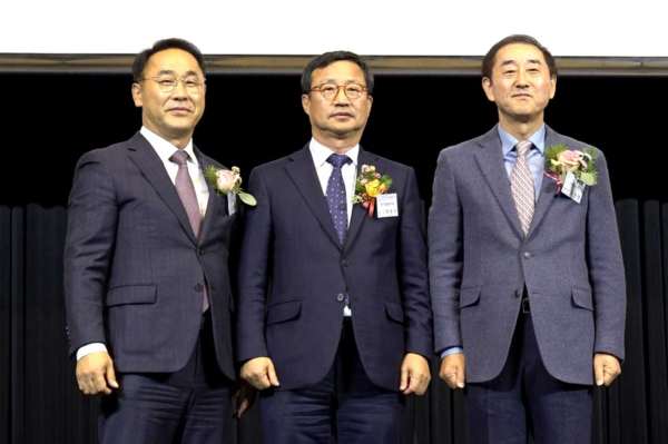 사진은 좌로부터 박종현 전임회장, 최봉규 중앙회회장, 제20대 김상현 신임회장으로 이취임식 행사를마치고 사진을 찍고 있다.