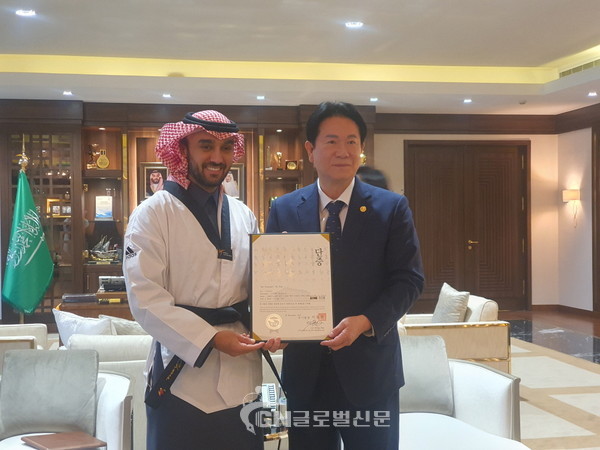 이동섭 원장이 압둘아지즈 빈 투르키 알파이잘 사우디 체육부장관겸 올림픽위원회 위원장에게 명예 7단증을 수여하고 기념사진을 찍었다.
