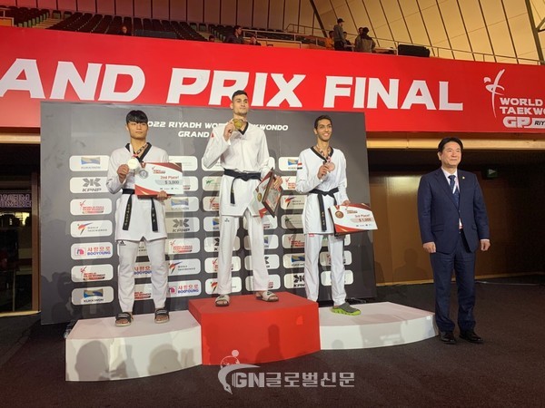 이동섭 원장이 사우디아라비아 리야드에서 열린 2022 월드 태권도 그랑프리 파이널대회에서 남자 67kg급 시상후 포즈를 취했다.