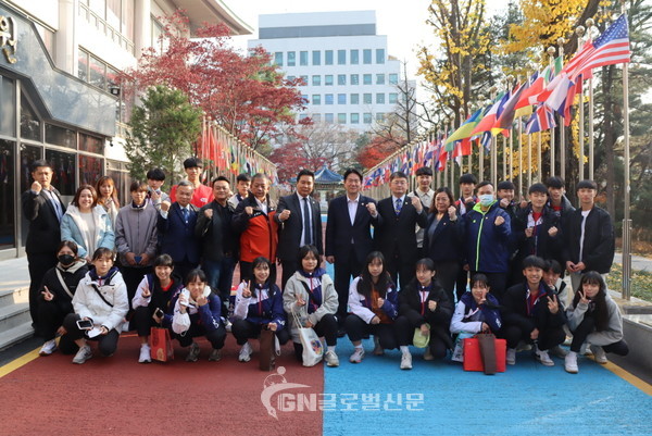 대만국립농고고 태권도수련생 등 20여영이 서울IT고교 초청으로 방한, 국기원을 방문해 기념사진 했다.