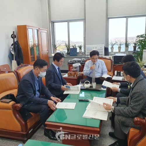 심덕섭 고창군수가 11월30일 우원식 국회 예산결산특별위원장과 면담하고 국가예산사업을 건의하고 있다.