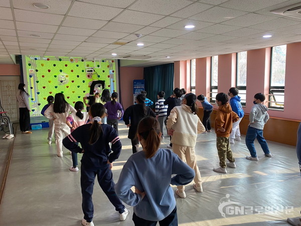대한산악연맹과 대한체육회가 진행한 AR클라이밍 교육 장면. (제공= 대한산악연맹)