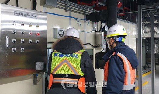 한국철도 수도권광역본부 직원들이 오리역 공조설비를 점검 중이다.