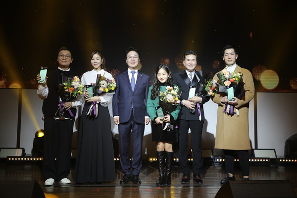 고창방문의해 홍보대사 위촉(왼쪽부터 배우 조재윤, 배우 김규리, 심덕섭 군수, 가수 김태연, 가수 김현, 마술사 박종원)