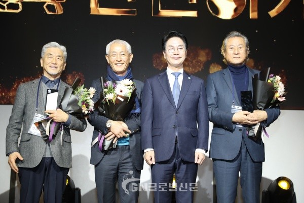 고창방문의해 친선대사 위촉(왼쪽부터 장사익 가수, 오종남 명예교수, 심덕섭 고창군수, 박근형 배우)