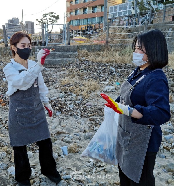 정쉐프바다뷰제빵소 직원들이 카페 앞 해변에서 플라스틱 등 쓰레기를 줍고 있다