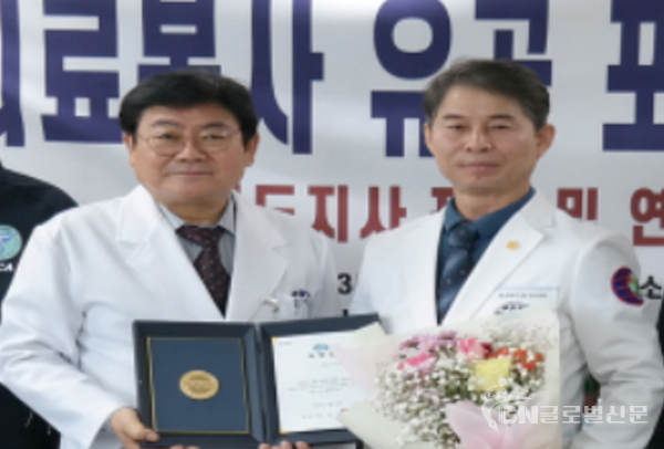 2023.1.19.(목) 우측, 김태영 박사가 경기도지사 표창 수상 후 연천보건의료원 최병용 원장과 기념촬영  [사진제공 연천보건의료원]