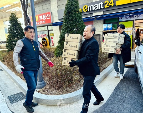 보라매가족 봉사단(공군전우회) 오남칠 회장, 자원봉사자 석희용, 임정식 회원