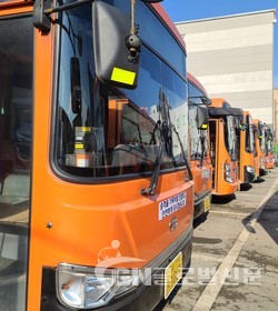 공주교통의 버스들이 운행을 준비하는 모습
