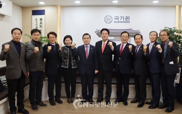 1. 국기원을 방문한 태영호 국회의원(왼쪽에서 5번째), 김형재 서울시의원(왼쪽에서 7번째), 강남구의원 등이 간담회가 끝난 후 적극 협력을 다짐하는 파이팅을 외치고 있다.