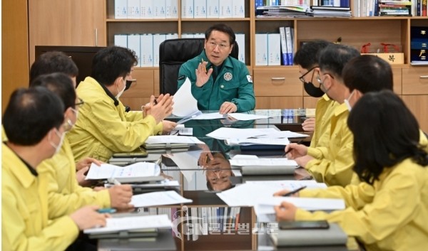 유정복 시장이 전남 신안군 해상에서 발생한 인천 선적의 어선 전복사고와 관련해 수습회의를 하고 있다. 인천시 제공