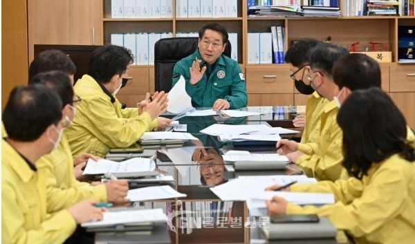 유정복 시장이 전남 신안군 해상에서 발생한 인천 선적의 어선 전복사고와 관련해 수습회의를 하고 있다.  인천시 제공