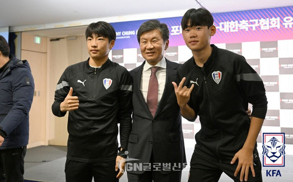 (왼쪽부터) 경기모현FCU15 최륜성, 정몽규 대한축구협회장, 수원삼성U15 박승수