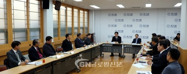 국기원 강의실에서 2월7일 열린 전국시도태권도협회장 간담회. 오는 3월25일 광화문 광장에서 열릴 한마음대축제 등에 대해 진지한 대화를 나눴다.