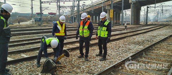 수도권광역본부 오봉관리역에서 제323차 안전점검의 날이 진행되고 있다.   (추병식 선로전환기 전환 시연)