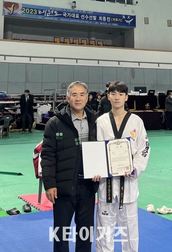 ‘2023년도 세계선수권대회 국가대표선수선발 최종전’에서 남자 58kg급 우승을 차지한 배준서(오른쪽) 국가대표와 염관우 강화군청 소속 감독이 기념 촬영을 하고 있다.