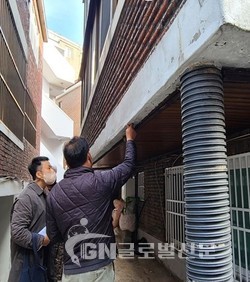 구 관계자들이 건축물 주요구조부를 안전 점검하고 있다.