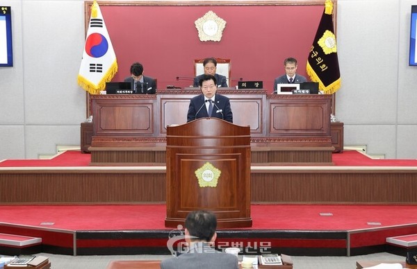 ▲제296회 임시회 첫날 본회의에서 오세환의원이 고창발전의 핵심사업인 노을대교 4차선 확장 및 조기착공을 촉구하는 대표 발의를 하고있다.