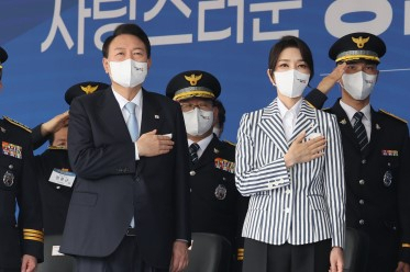 윤석열 대통령이 지난해 8월 19일 충북 충주시 중앙경찰학교에서 열린 310기 졸업식에서 국기에 경례를 하고 있다. [연합]