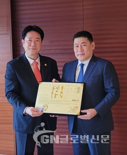 이동섭 국기원장이 어용에르덴 몽골 총리에게 명예 8단증을 전달하고 기념 촬영했다.