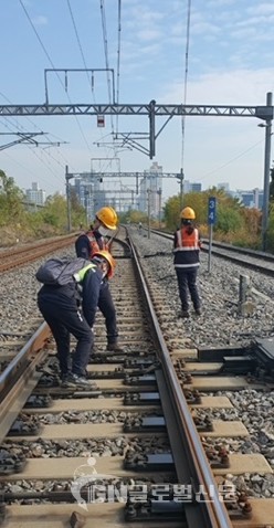 수도권광역본부 전기·시설분야 직원이 합동점검을 시행하고 있다.