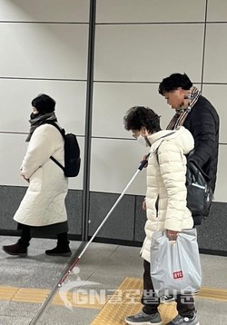 우리동네 보행환경지킴이’가 인하대역 점자유도안내블록을 점검하고 있다.