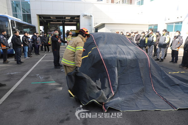 전기차 화재에 대비해 ‘전기차 화재 대응 전문 훈련