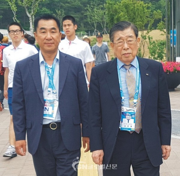 위사진은 故김운용 명예위원장님과 최재춘 위원장이 2017무주 세계 대회 당시 함께 걷는 모습
