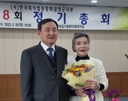 왼쪽부터 이병노 담양군수와 김옥자 옥담 회장이 감사패 수여 후 기념 촬영을 하고 있다