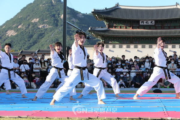 1. 서울 광화문광장에서 열리는 2023 ‘국기’태권도 한마음 대축제는 태권도의 위대함과 태권도인들의 성숙함을 널리 알리는 계기가 될 전망이다. 사진은 이번 행사에 대비한 국기원, 대한태권도협회 합동 회의 장면.