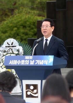 김영록 전라남도지사가 24일 오전 목포시 현충공원에서 희생과 헌신으로 나라를 지킨 서해수호 55용사를 추모하기 위해 열린 제8회 서해수호의 날 기념식에서 기념사를 하고 있다.