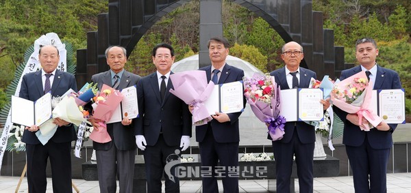 김영록 전라남도지사가 24일 오전 목포시 현충공원에서 희생과 헌신으로 나라를 지킨 서해수호 55용사를 추모하기 위해 열린 제8회 서해수호의 날 기념식에서 유공자에 대한 표창장을 수여한 뒤 기념촬영을 하고 있다.