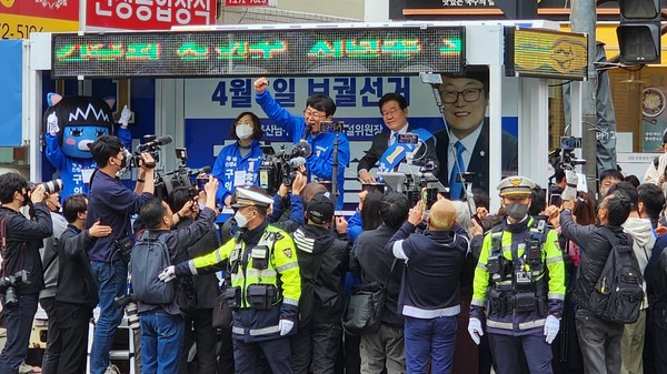 이재명 더불어민주당 대표와 최덕종 후보가 수암시장을 찾은 주민들과 상인들에게 지지를 호소하고 있다