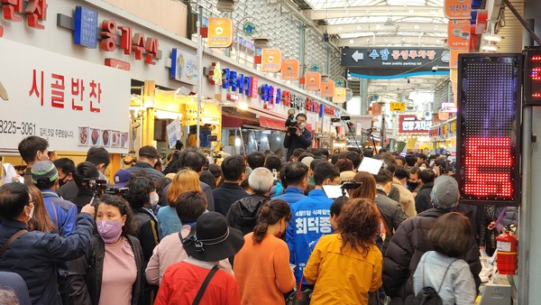 울산 남구의원 보궐선거 지원유세를 나온 이재명 대표를 보기위해 많은 주민들이 수암시장을 찾았다.