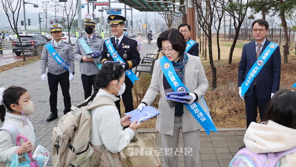 .어린이보호구역 교통안전캠페인