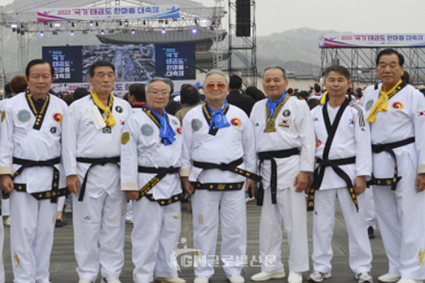 국기태권도 한마음대축제에 참가한 태권도9단회 김중영 회장 사진중앙과 회원들, 김태영 박사 사진우측에서 두 번째가 축제현장에서 기념촬영