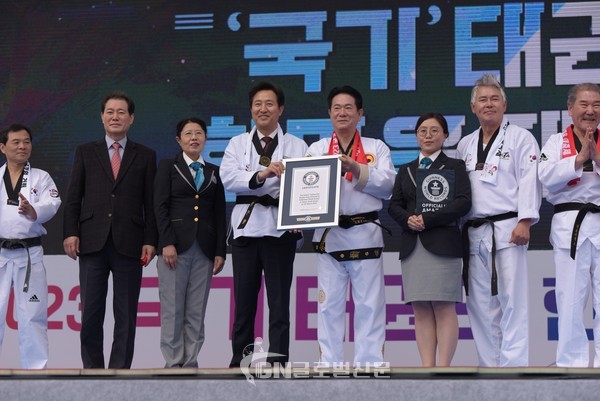 이동섭 국기원장이 2023 국기 태권도 한마음 대축제에서 인사말을 하고 있다. 오른편에 보이는 숫자는 행사 참가자들이 입장하는 수가 실시간으로 올라가고 있다.